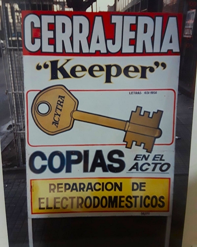 cartel de pie tipo libro para vereda CERRAJERIA en zona oeste